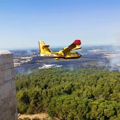 Incendio a Castel del Monte, Canadair in azione