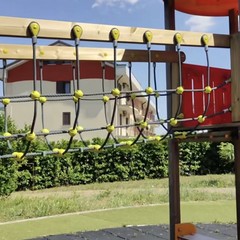 Il gruppo dei nati nel ‘73 ripara le giostrine del Parco di Vento a Spinazzola
