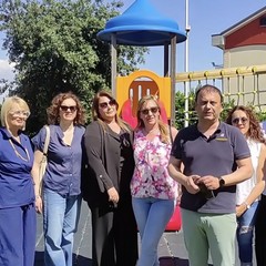 Il gruppo dei nati nel ‘73 ripara le giostrine del Parco di Vento a Spinazzola