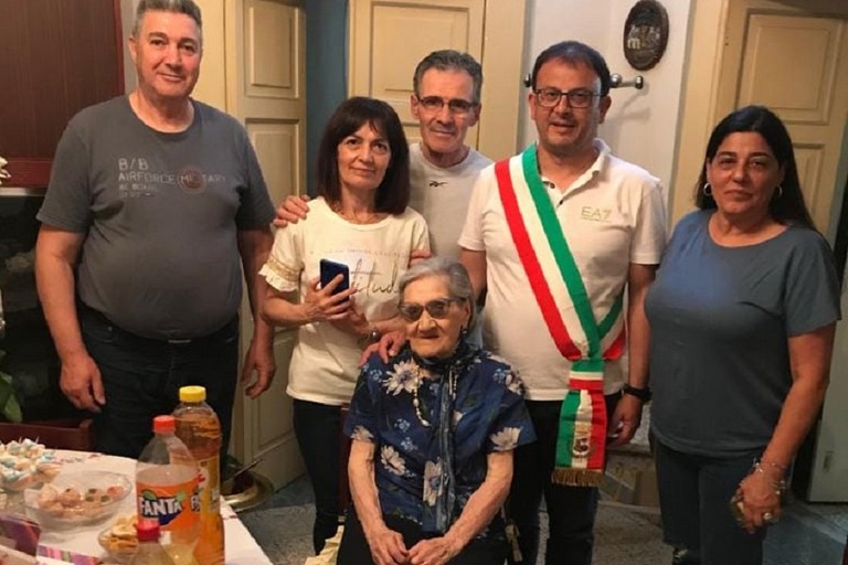 Il Sindaco Patruno con la centenaria Elena e alcuni familiari della donna