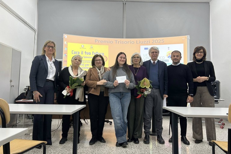 Martina Camilla De Cesare riceve il Premio Trisorio Liuzzi