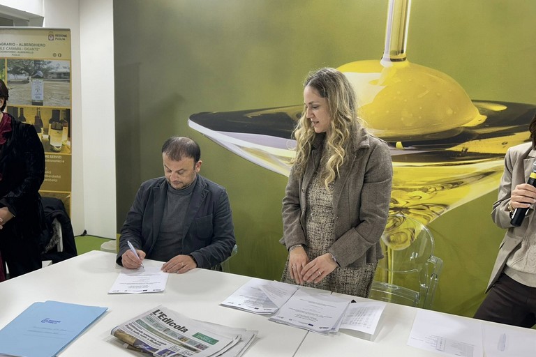 Il sindaco Patruno firma l'atto per la seconda edizione di