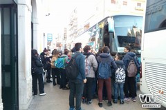 Assembramenti alle fermate degli autobus scolastici, interviene Lodispoto