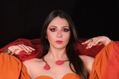 La cantante spinazzolese Flora presenta il nuovo singolo ‘Falò’