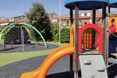 Il gruppo dei nati nel 1973 ripara le giostrine del Parco di Vento a Spinazzola
