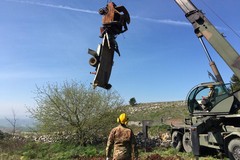Esercito recupera carcassa di camion in una cava