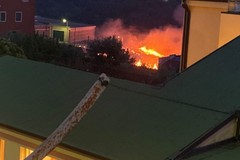 Incendio a ridosso del centro abitato