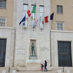 Strage di Parigi, la bandiera della Francia sul Palazzo della Regione Puglia