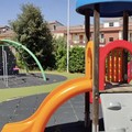 Il gruppo dei nati nel 1973 ripara le giostrine del Parco di Vento a Spinazzola