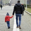 Coronavirus, sì a passeggiate con bambini o anziani con un solo tutore