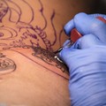 Fase 2, dal 18 maggio riaprono tatuatori e centri benessere