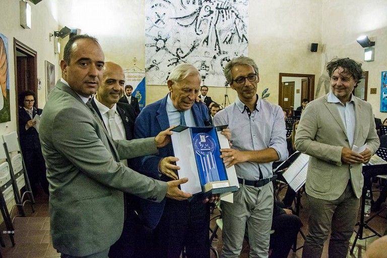 Premiato il maestro Walter Farina