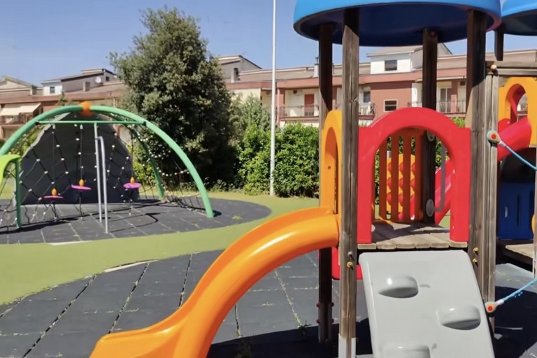 Il gruppo dei nati nel ‘73 ripara le giostrine del Parco di Vento a Spinazzola