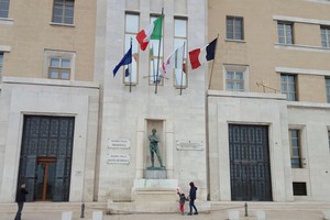 Bandiera francese sul palazzo della Regione Puglia a Bari