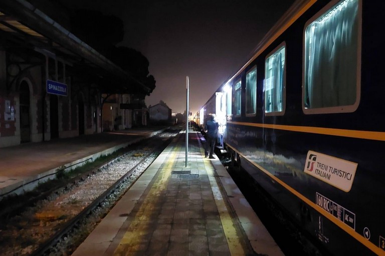 Il treno turistico nella stazione di Spinazzola